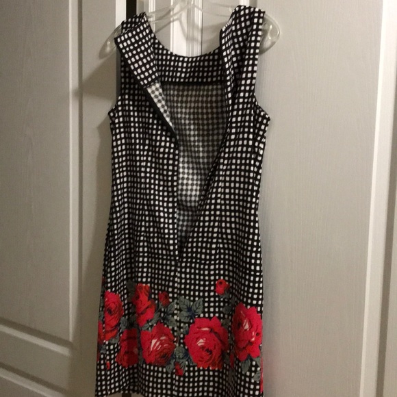 Dress With Rose Design - Picture 2 of 5